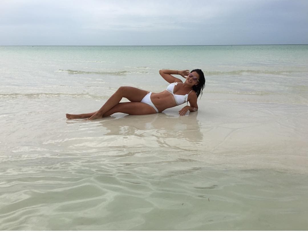 El color blanco y otros tonos neutros son parte de los colores de temporada, tal como el modelo de la mexicana. Ana Patricia tiene una silueta de envidia y este bikini de dos piezas le va muy bien.