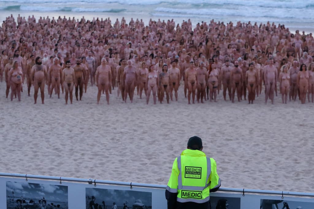 "Nos reunimos con nada más que nuestra piel, mirando cómo los primeros rayos de luz se deslizaban por encima del horizonte de Bondi Beach, en pie con una fuerza respetuosa", escribió el fotógrafo en Facebook.