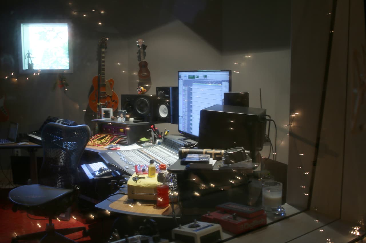 Vista desde la cabina de voz hacia el estudio.