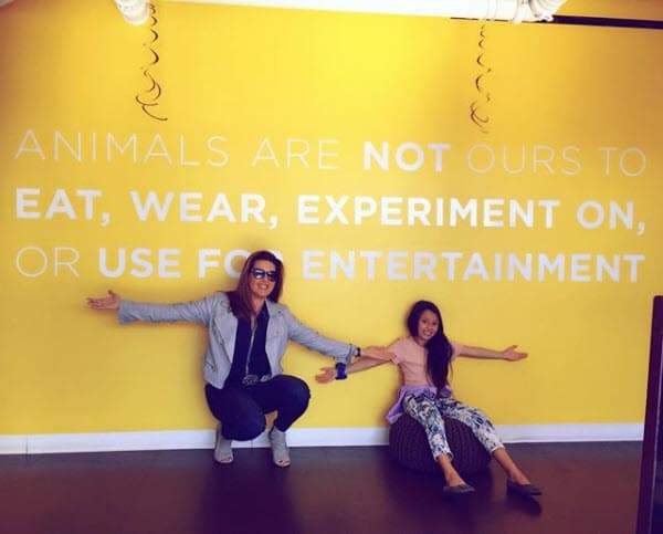 <b><a href="https://www.univision.com/entretenimiento/mira-como-la-hija-de-alicia-machado-hizo-bastante-dinero-para-los-ninos-de-mexico-y-puerto-rico">Alicia</a></b> está a favor de los derechos de los animales, valores que le inculca a Dinorah: "Es un placer ser parte de @peta @officialpetalatino La consciencia social sobre el respeto y la compasión también incluye a nuestros hermanos los animales", se lee en la red social.