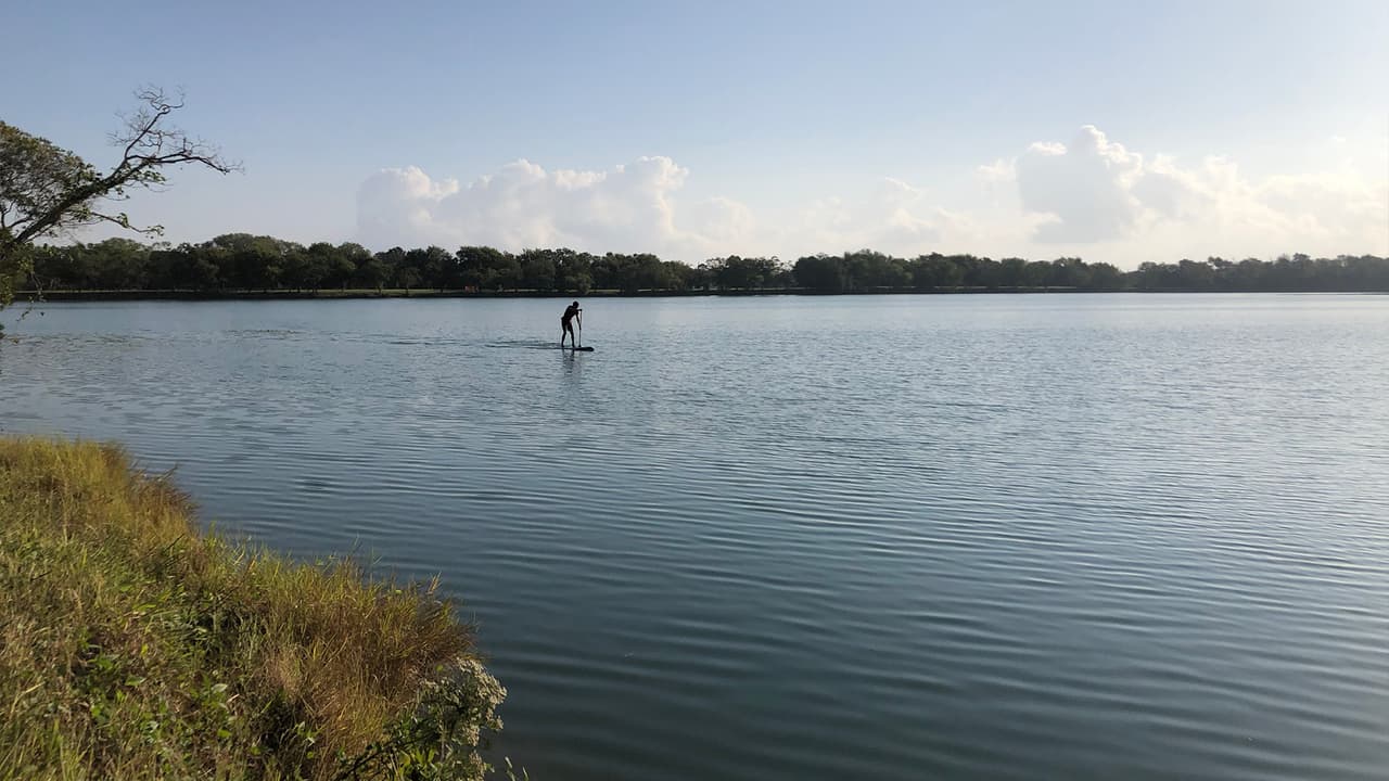 Aunque no se permite navegar el lago con embarcaciones de motor, hay otras actividades que se pueden hacer para disfutarlo.