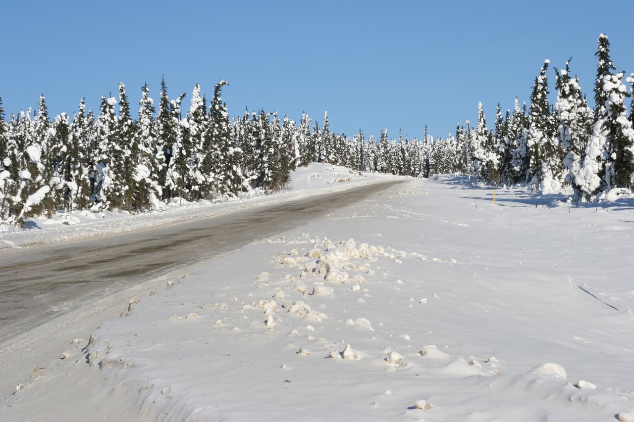 <b>Autopista Dalton (Alaska, EEUU) </b>
<br>La Alaska Route 11 se extiende a lo largo de unas 400 millas (640 km) al borde del Ártico. El hielo, la ventisca y el frío convierten esta autopista en un destino solo al alcance de los más valientes y expertos. Entre ellos se encuentran los conductores de camiones de gran tonelaje que transportan petróleo, que tienen prioridad sobre el resto de vehículos.