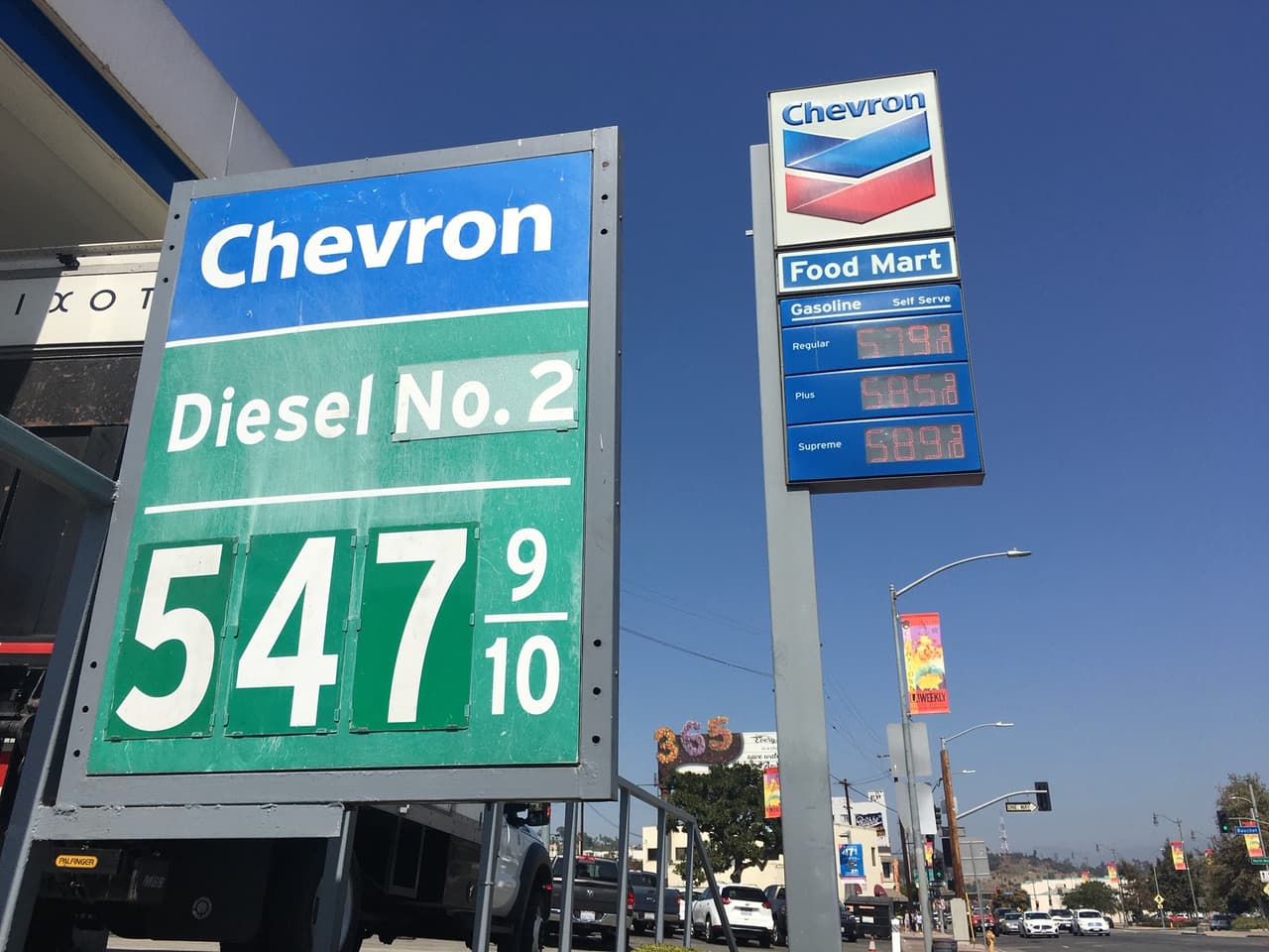 El precio de la gasolina regular en 
<a href="https://www.univision.com/temas/california">California</a> superó este sábado los 3.79 dólares, tras 25 días consecutivos de aumento, según la Asociación de Automovilistas de América (
<a href="https://gasprices.aaa.com/" target="_blank">AAA</a>) y Los Ángeles es uno de los condados de EEUU donde el combustible es mucho más caro.
<br>