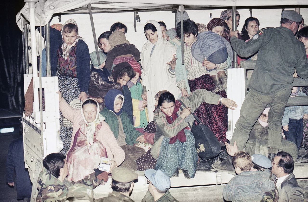 Esta fotografía de 1993 muestra a los sobrevivientes de la masacre de Srebrenica, evacuados en un camión de las Naciones Unidas.