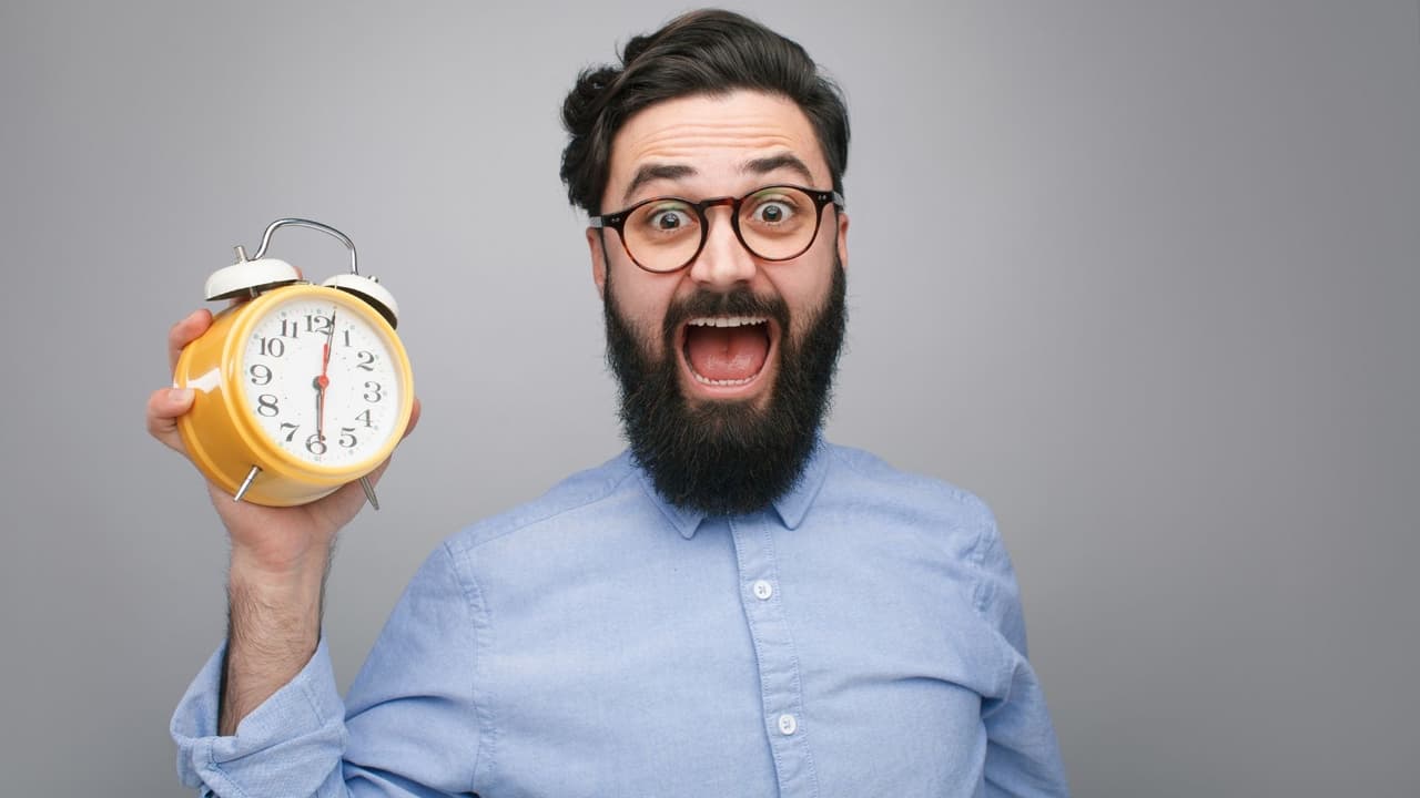 Este domingo 7 noviembre se acaba el horario de verano en Estados Unidos, por lo que debes retrasar tu reloj una hora. El ajuste horario se realizará a las 2 am de la madrugada del domingo, lo que significa que tendrás una hora más de sueño.