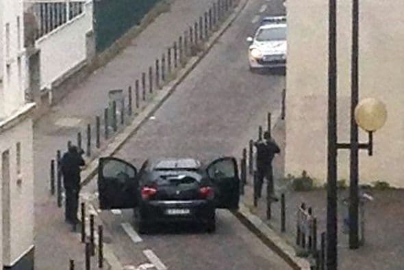 Hombres encapuchados atacaron las oficinas del semanario francés Charlie Hebdo en Paris.