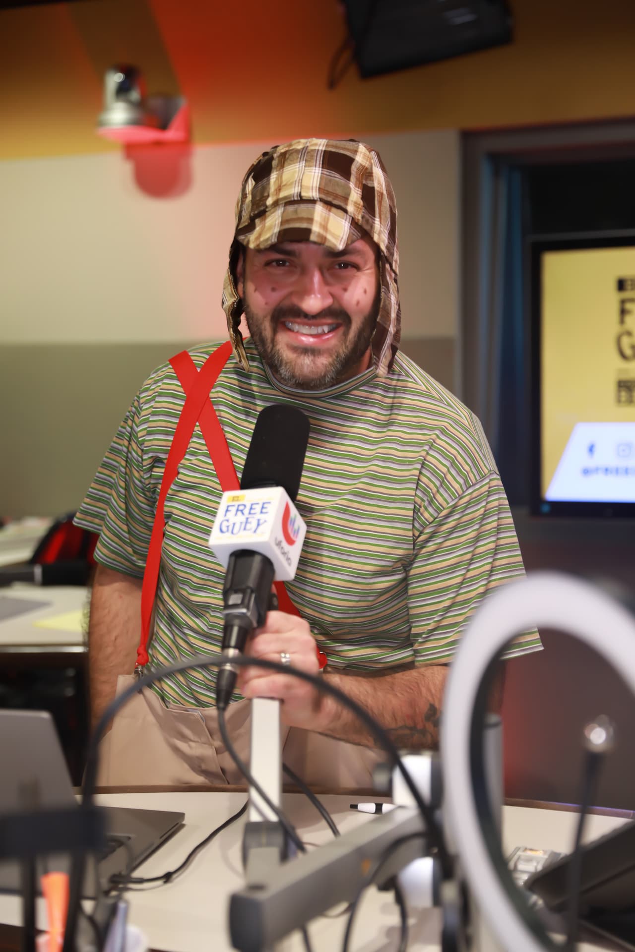 Mientras que El Pitufo le rindió un sentido homenaje a uno de los personajes más queridos de Roberto Gómez Bolaños, El Chavo del 8.