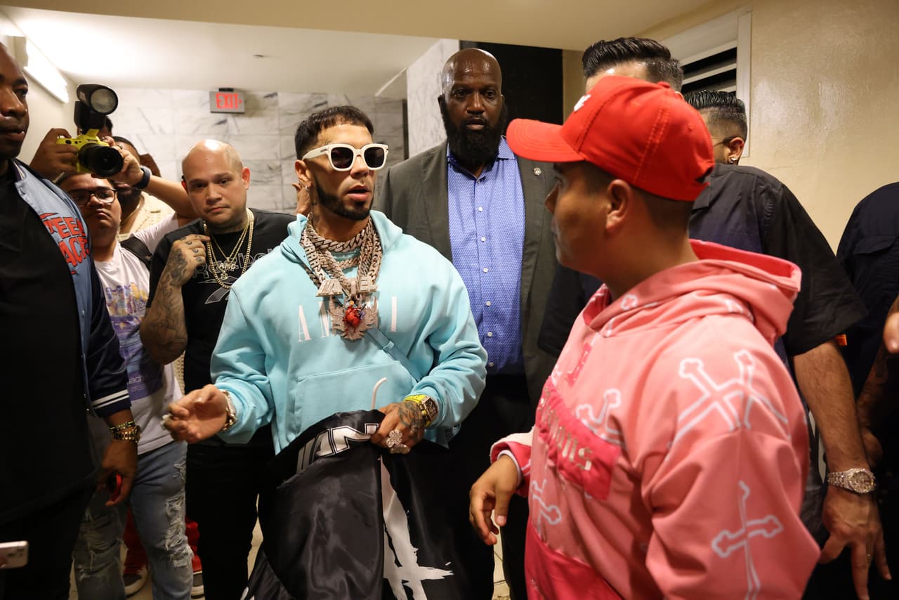 Esto en medio de los constantes y lujosos regalos que le da el rapero mientras parecen dejar atrás la polémica con Anuel.
<br>