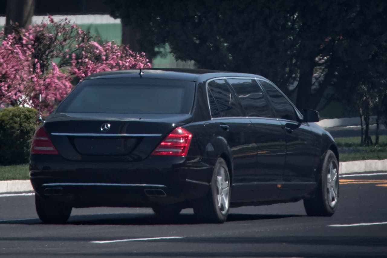 Al igual que en el caso de 'La Bestia', la limusina Mercedes-Benz S 600 Guard Pullman de Kim Jong Un tiene un techo más alto de lo normal, lo que hace que no sea necesario que los pasajeros se agachen para entrar al vehículo sin golpearse la cabeza, aunque dudamos que el dictador norcoreano tenga que agacharse para entrar a un vehículo regular. 
<br>
<br>El Mercedes-Benz S 600 Guard Pullman 2013 cuenta con el estándar de blindaje europeo B6/B7, es decir que es capaz de resistir 
<b>ataques con pistolas y revólveres convencionales</b>, así como fragmentos de granadas explosivas y otro tipo de artillería, sin embargo se rumora que este modelo en particular fue reforzado para aguantar artillería pesada de morteros, ay que Kim temía un atentado de parte de sus propias fuerzas armadas.