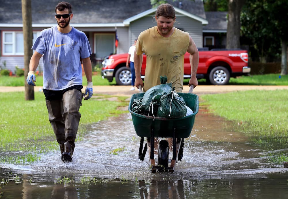 Sacos de arena para prevenir más inundaciones en Louisiana