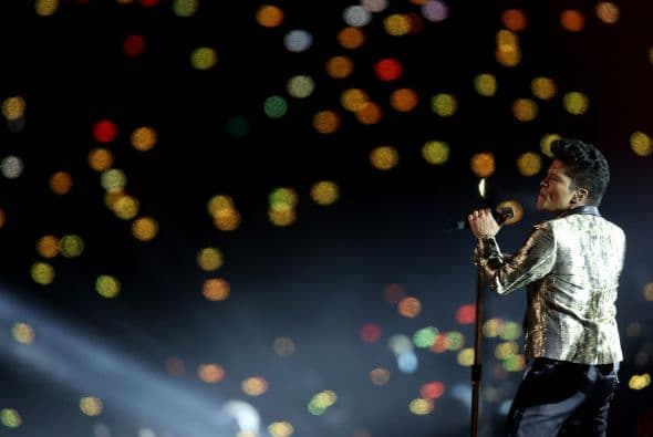 Acompañado de sus músicos, el cantante interpretó Locked out of Heaven, primera canción de la noche.