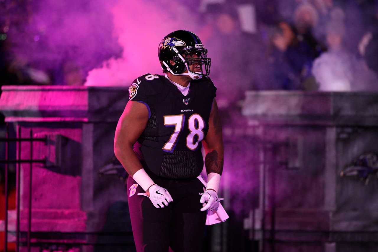 <b>Orlando Brown | OT | Baltimore Ravens</b>
<br>
<b>- Edad: 24 años</b>
<br>- Hablando de los Ravens del año pasado, Brown comenzó 16 juegos en el lado derecho de Baltimore y terminó como el décimo mejor tacle de bloqueo de pases del fútbol, por PFF. 
<br>- Su bloqueo de carrera podría usar un impulso, pero los Ravens no tienen dudas sobre si Brown pertenece.