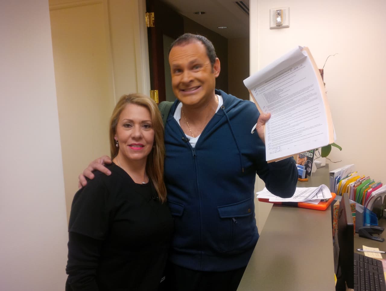 Parece que está firmando algo importante, ¿de qué se tratará?