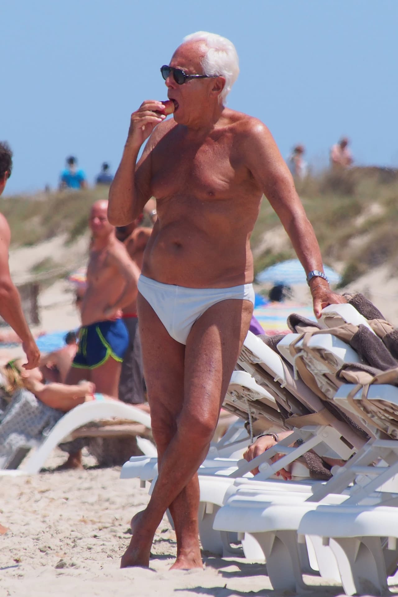 ¡Su excesivo bronceado!