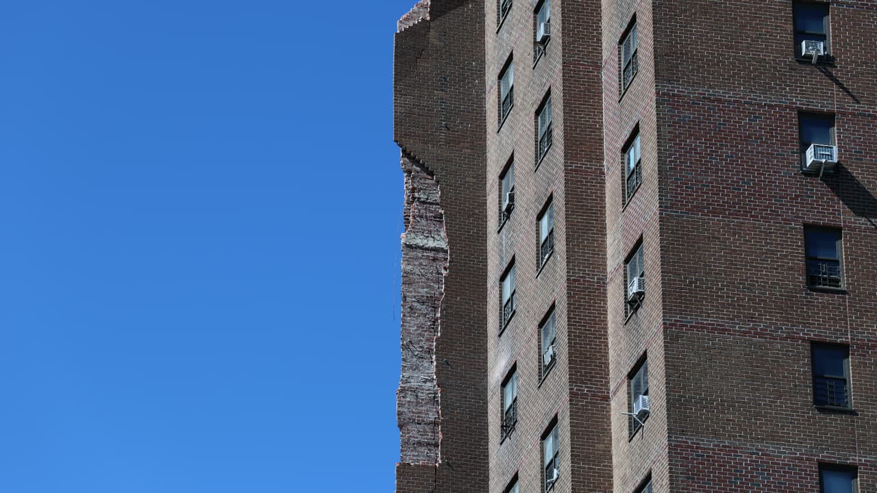 Los habitantes de un edificio de NYCHA, ubicado en la avenida Alexander, en el vecindario de Mott Haven, vivieron momentos de terror la mañana del miércoles, cuando una explosión de gas provocó el derrumbe parcial del inmueble. El alcalde de Nueva York, Eric Adams, expresó su alivio de que no se registraran fallecidos ni heridos. Sin embargo, vecinos aseguraron haber denunciado previamente la presencia de un olor a gas.