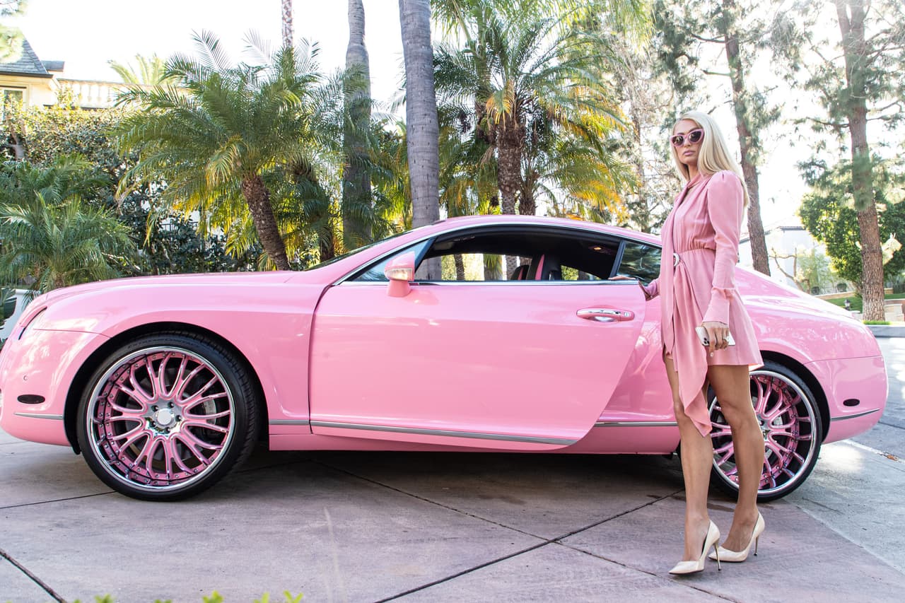 Paris confesó por qué eligió este automóvil como parte de su colección: "Siempre he querido un coche rosa. Creo que cuando eres una niña pequeña y tienes el Barbie Corvette, piensas: 'Ojalá tuviera un automóvil como este'".