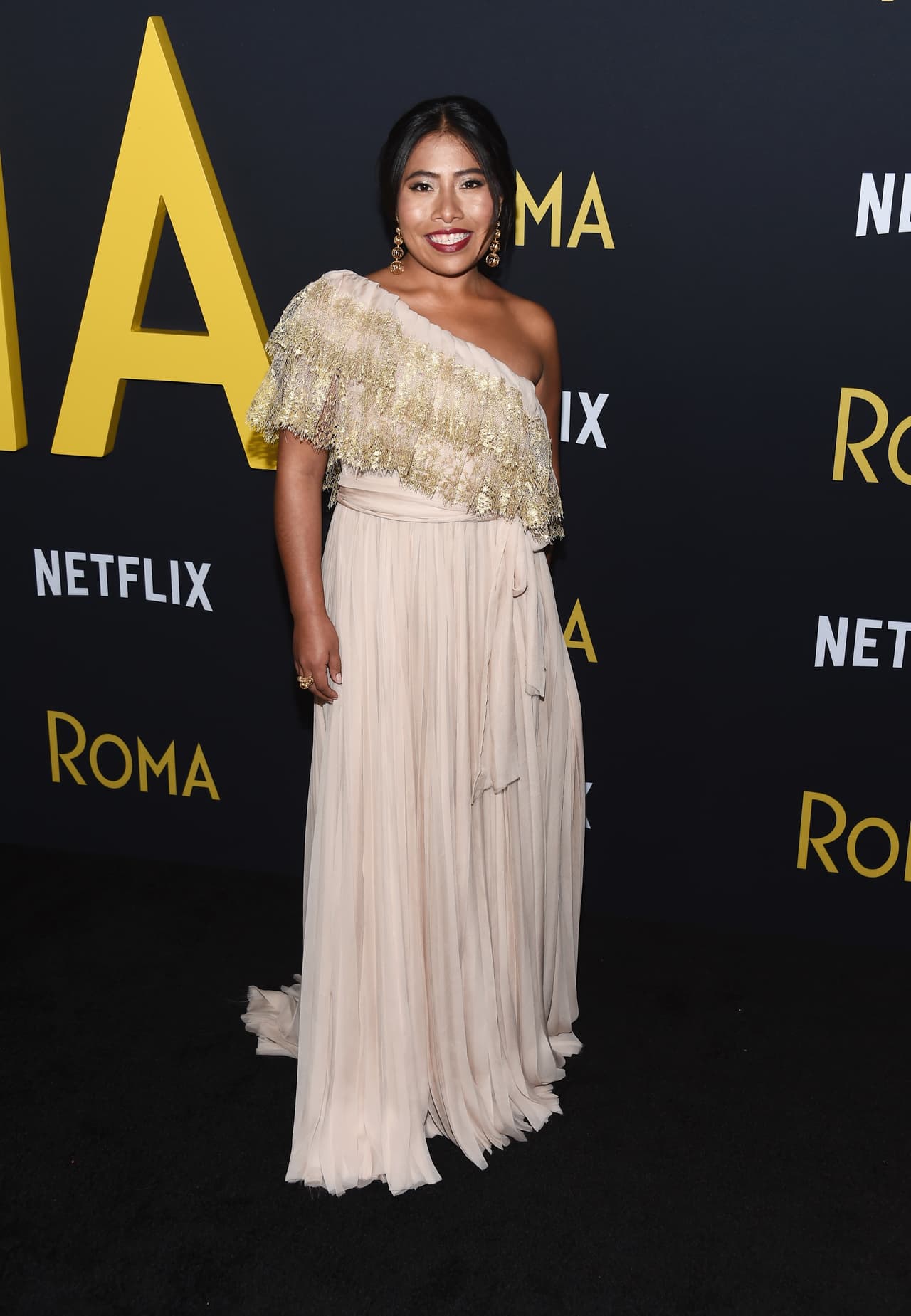 <b>#17</b>
<br>Entre los diseñadores italianos que han cautivado a Yalitza se encuentra también Valentino. La casa italiana fue la responsable de su look de la premiere en Los Ángeles de ‘Roma’.
<br>