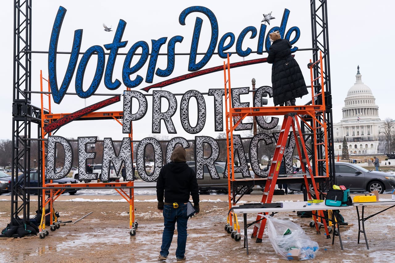 “Los votantes deciden”, se lee en un cartel instalado frente al Capitolio en la mañana.