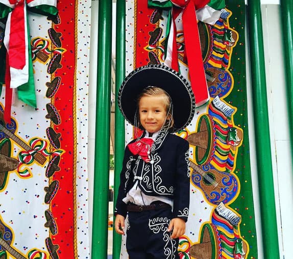 La presentadora también compartió esta linda imagen de su hijastro Claudio festejando el 15 de septiembre.