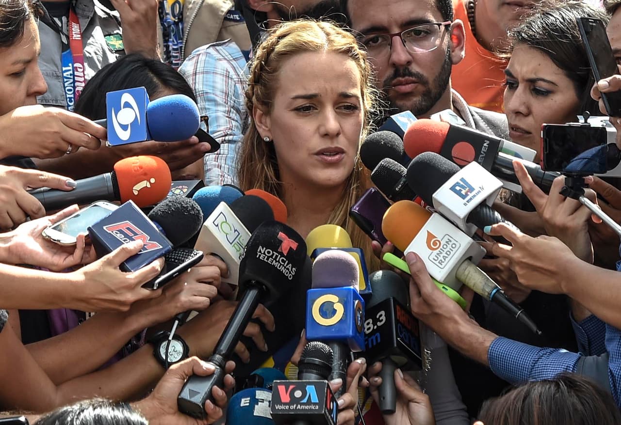 <b>Activista y esposa del líder opositor preso Leopoldo López.</b> 2 de septiembre de 2017. Lilian Tintori en su lucha por la liberación de su esposo y los presos políticos venezolanos se iba a reunir con Emmanuel Macron, Mariano Rajoy, Ángela Merkel y Theresa May, en una gira por Europa. Pero le anularon su pasaporte y le impidieron salir del país.