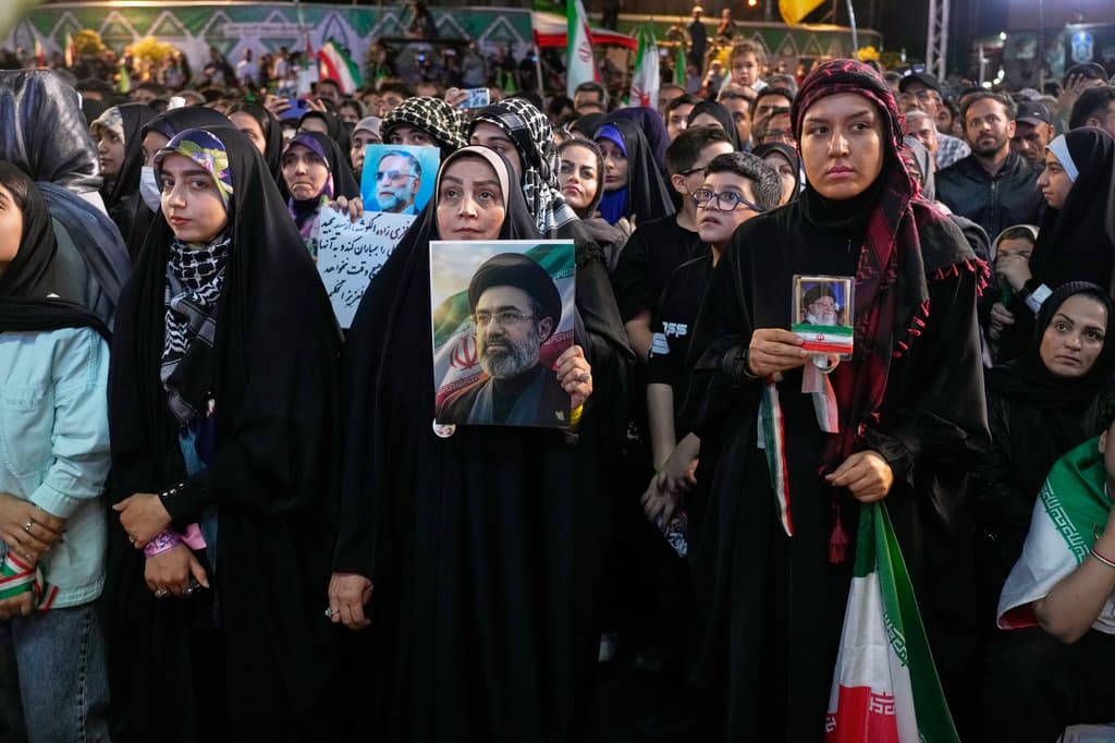 Partidarios del Gobierno se ponen en pie al sonar el himno nacional de Irán durante una concentración a favor del Gobierno en la Plaza de la Revolución Islámica, en Teherán (Irán), el miércoles 13 de mayo de 2026.