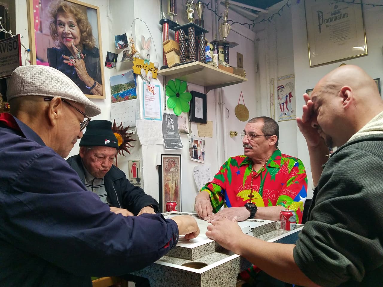 Puertorriqueños juegan al dominó en Brooklyn