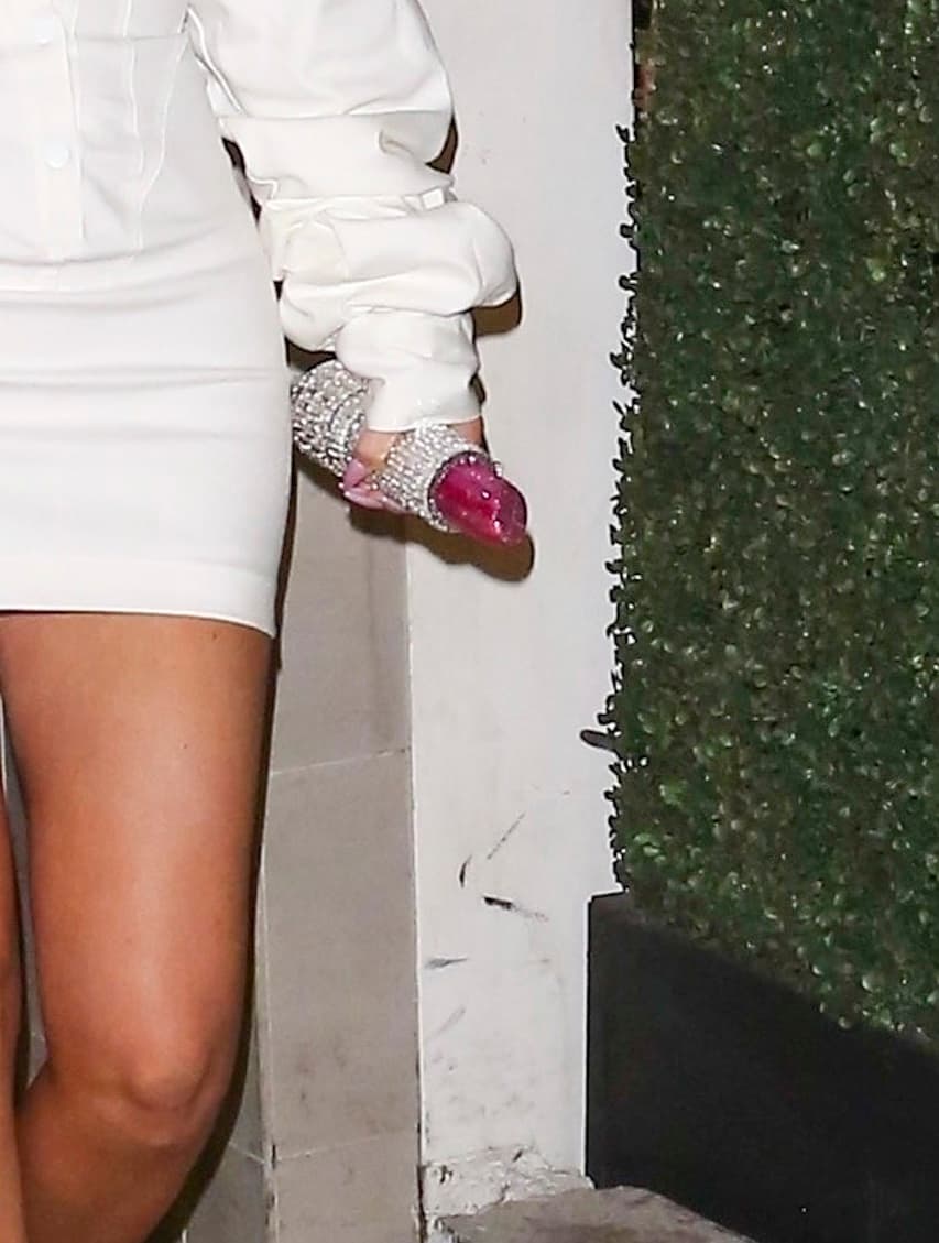 La estrella de ‘The Kardashians’ también utilizó un lujoso bolso con cristales en forma de labial, diseñado por Judith Leiber y que se vende en 5,530 dólares.
<br>