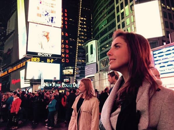 Maravillada con la vida nocturna en Times Square.