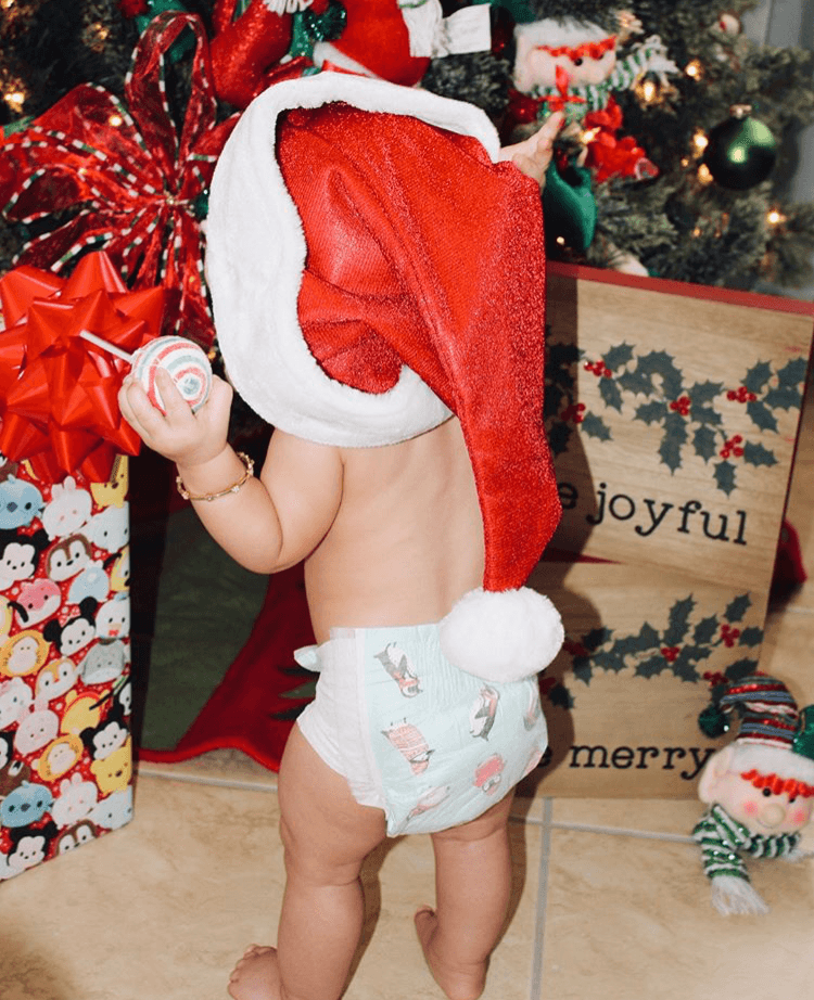 La pequeña se divirtió jugando con el árbol de Navidad, aprovechando que ya camina solita.
