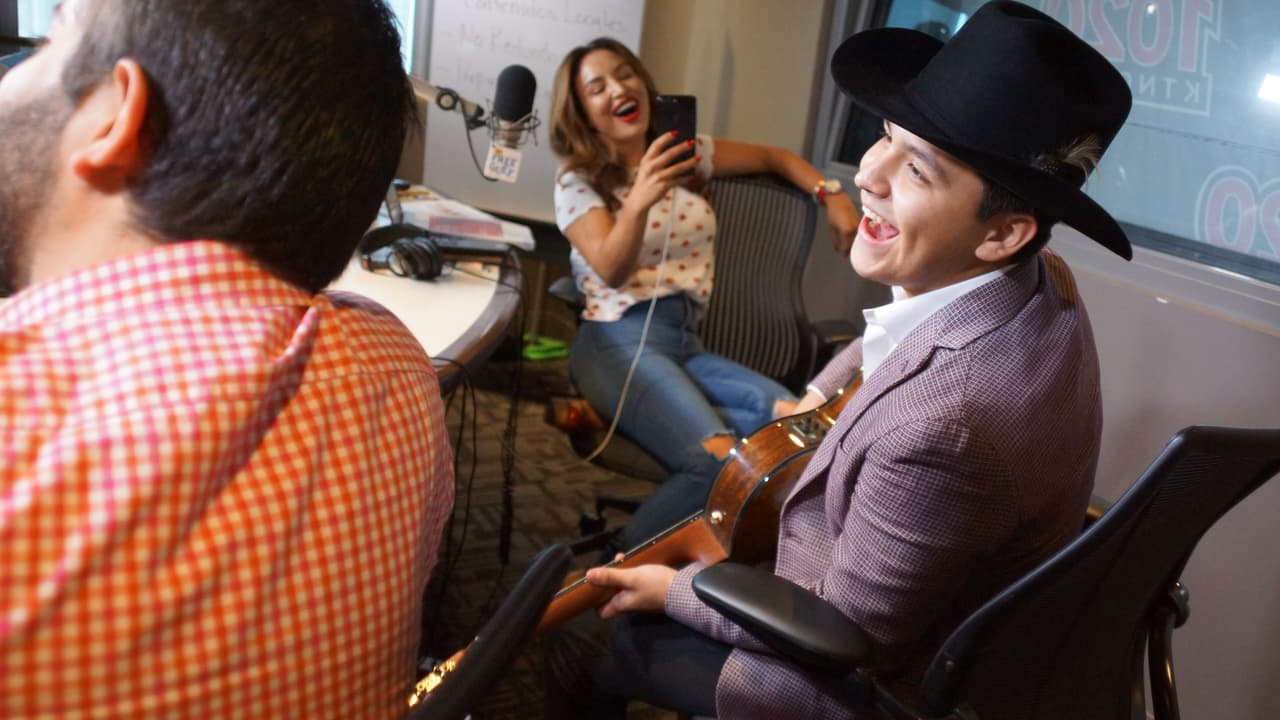 Christian Nodal se metió al Free-guey show y presentó su nuevo disco 'Me Dejé Llevar'.