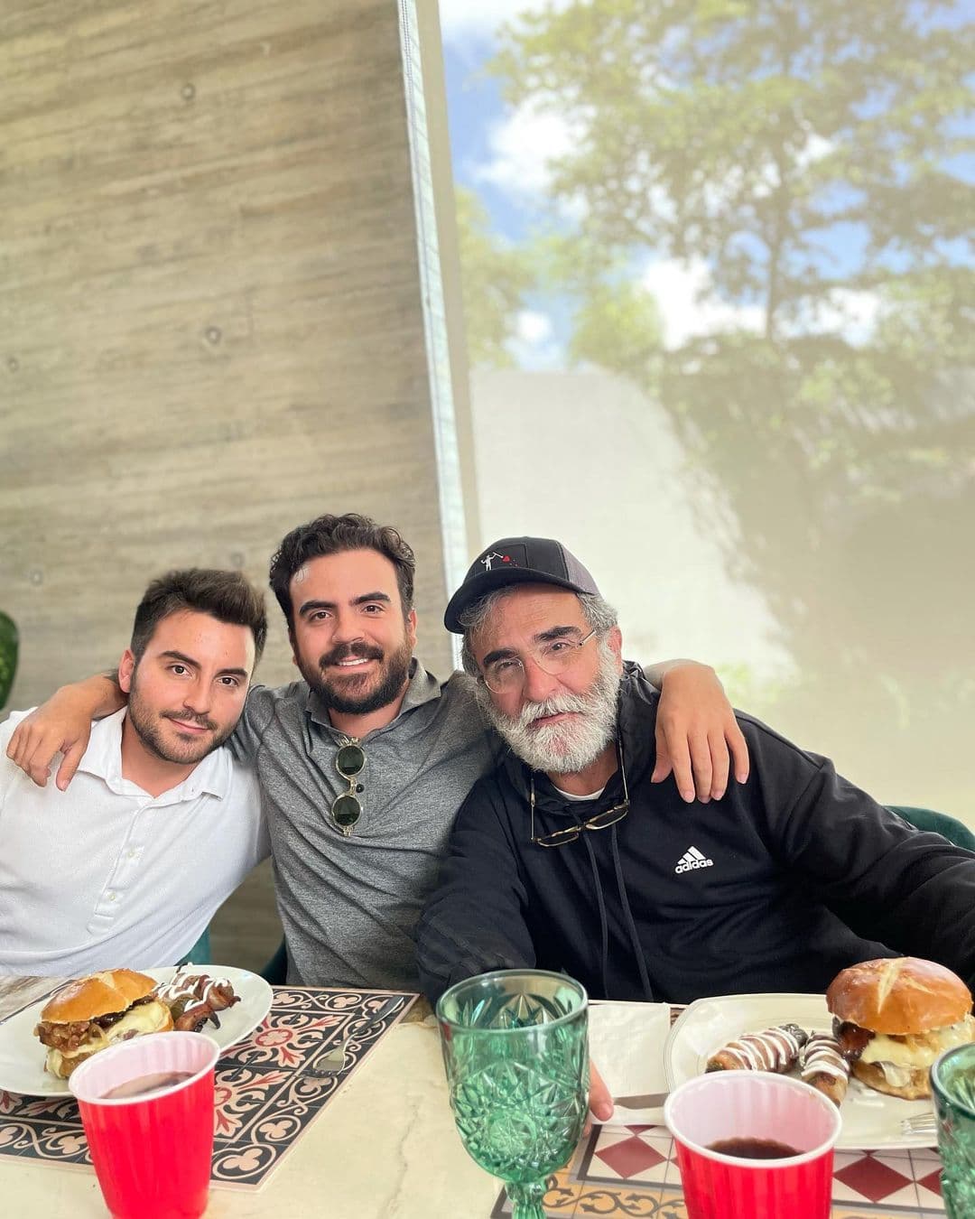 Su hijo, Vicente Fernández IV, compartió en su cuenta de Instagram varias fotografías en las que aparece el cantante mexicano con una apariencia totalmente distinta a la que lucía antes de su muy comentada ausencia.