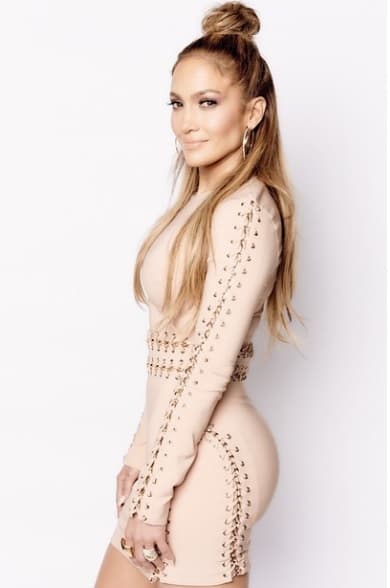 A sus 45 años es una de las mujeres más sensuales sobre el planeta.