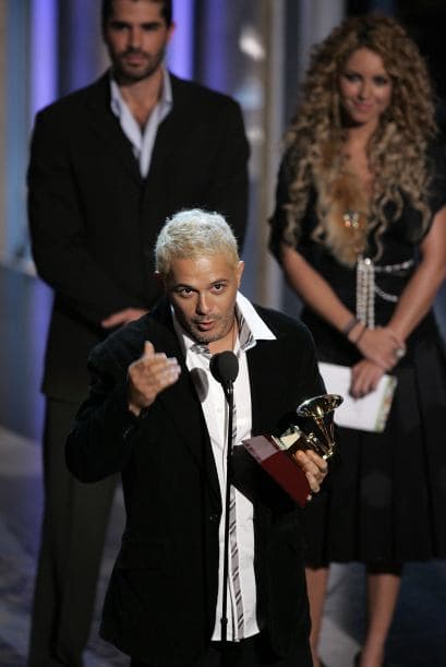 Este rubio que vemos aquí es Alejandro Sanz, quien ganó el premio a Grabación del Año en 2005 con 'Tú No Tienes Alma'.