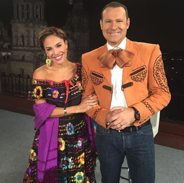 Karla y Alan súper listos para dar el Grito de Independencia.