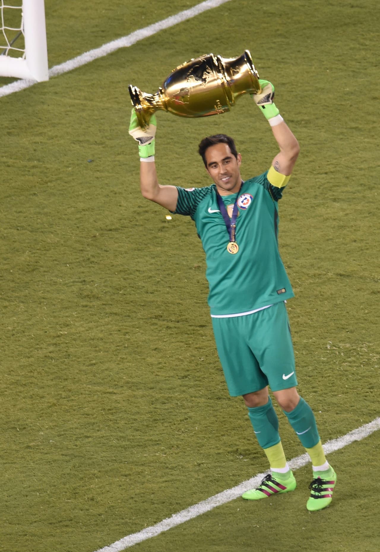Claudio Bravo, el capitán y héroe de la final para Chile.