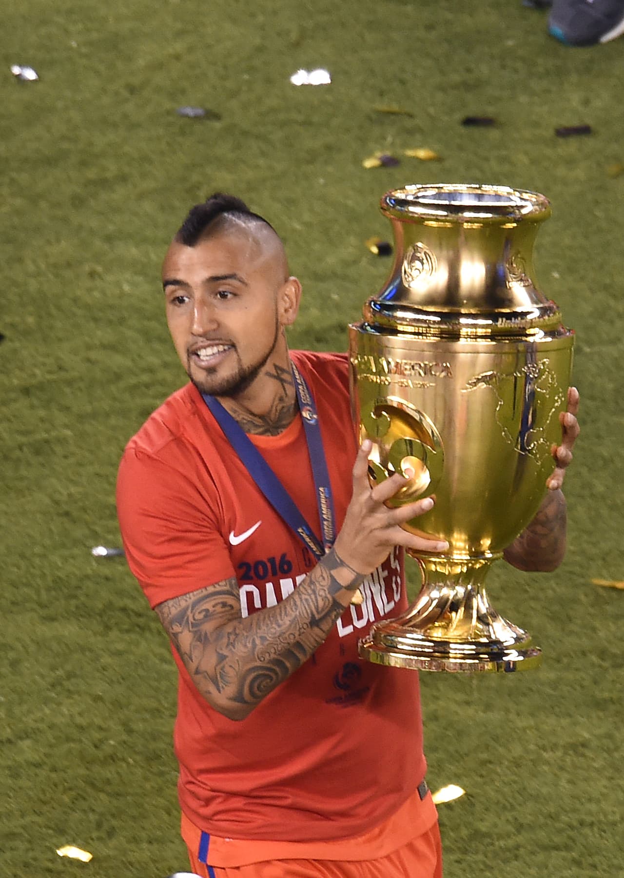 Arturo Vidal también celebra, a pesar de haber fallado su penal.
