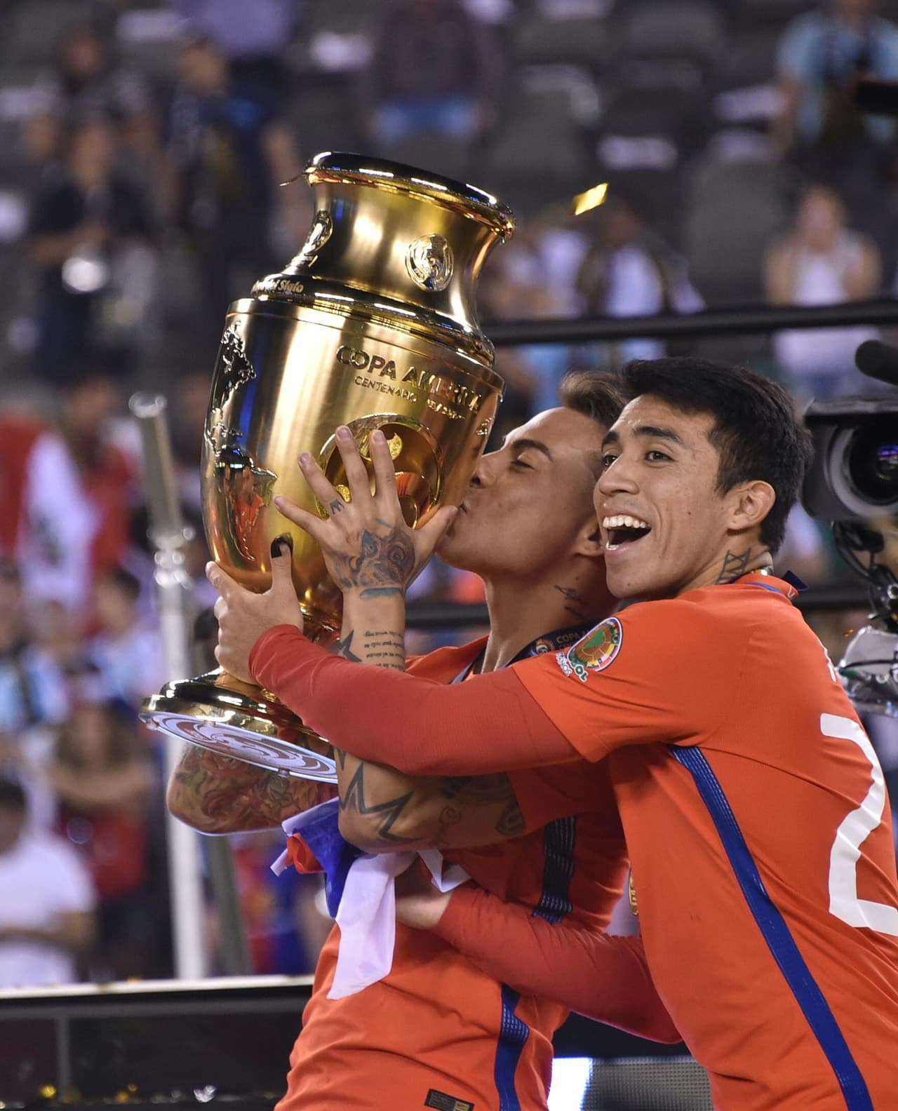 Eduardo Vargas besa la copa.
