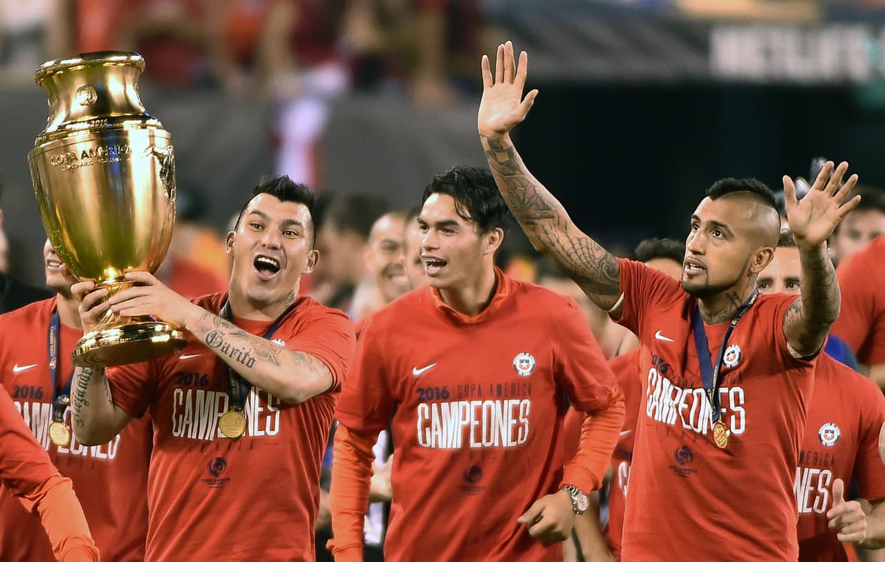 Gary Medel lleva la copa, junto al resto del equipo.