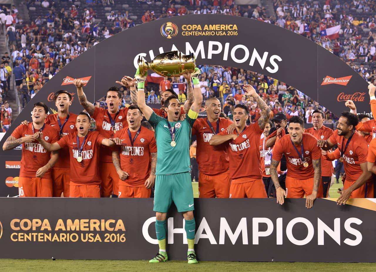 El capitán de Chile, Claudio Bravo, alza la Copa América Centenario.
