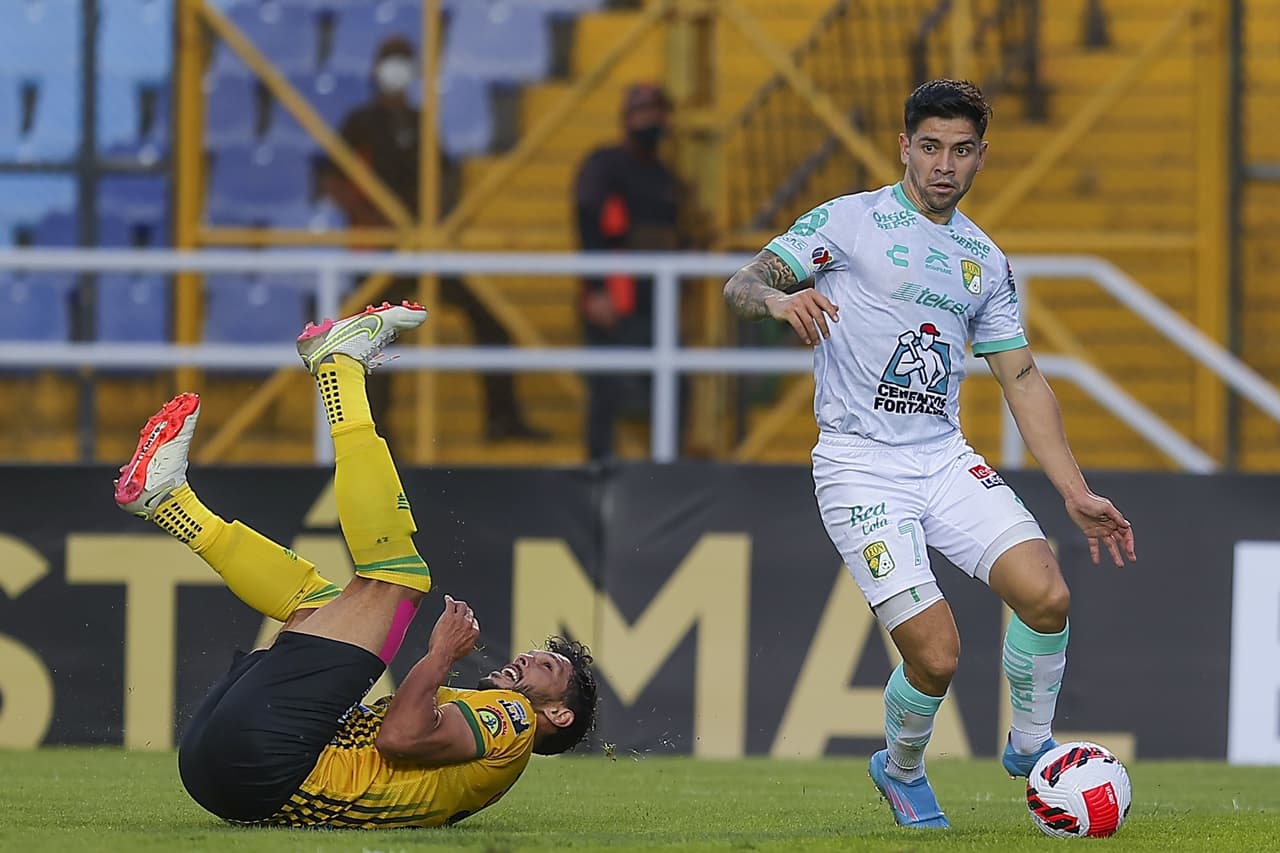Con goles de Omar y Elías Hernández, León pega primero y se impone 0-2 al Deportivo Guastatoya.