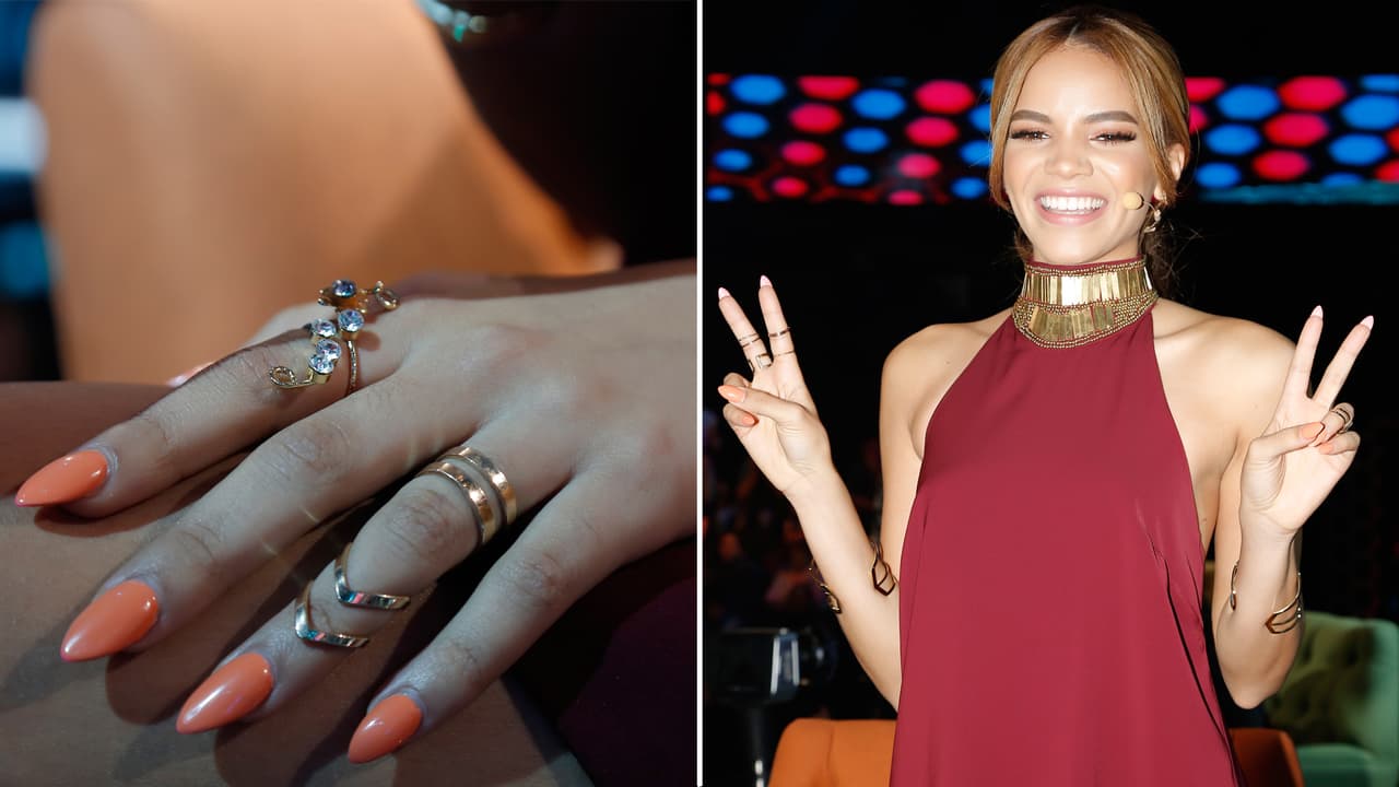 Sus accesorios forman parte importante en su estilo. Mira los anillos y el collar que luce.