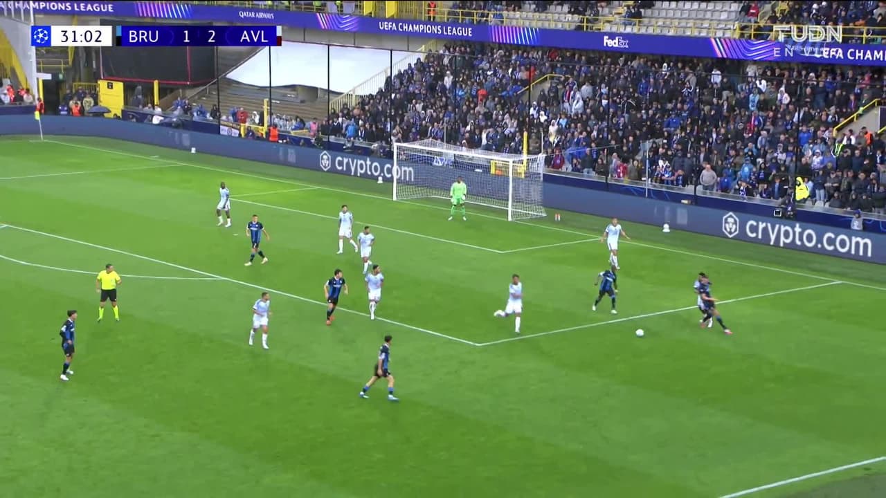 ¡TIRO ATAJADO! disparo por John McGinn.