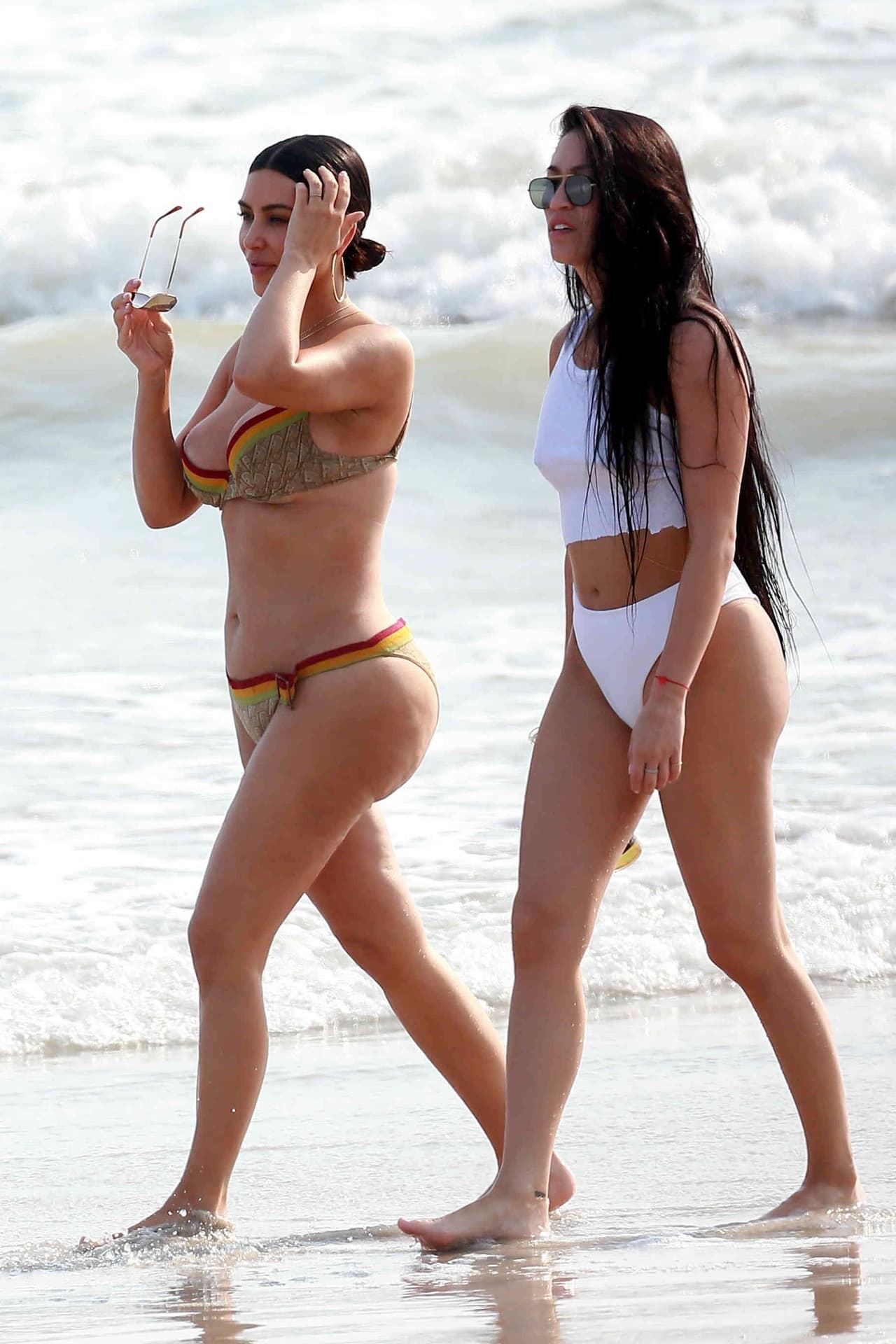 Kim Kardashian pasó el fin de semana del 22 de abril de 2017 en el resort Casa Aramara, en Tulum, México. Allí estuvo en la playa con Stephanie Sheppard, su asistente, mientras tomaba una cerveza. Además, Kourtney Kardashian también estuvo con amigas en el lugar.
