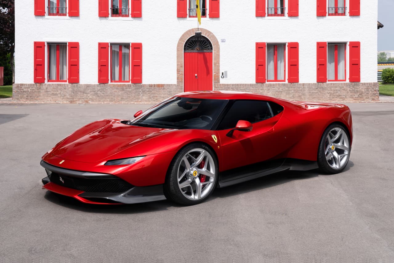 Durante su presentación en el Concorso d’Eleganza Villa d’Este se darán más detalles técnicos. Por ahora, solo se ha informado que el Ferrari SP38 contará con un motor biturbo V8 en posición central trasera, el mismo del Ferrari 488 GTB, pero no se ha confirmado si tendrá la misma potencia (670 hp) o sufrirá algún incremento en su poder.