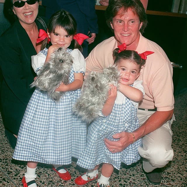 Caitlyn, antes Bruce Jenner, le dijo a sus hijas que podían aún llamarlo papá. Es un mensaje que compartió Kylie Jenner en sus redes sociales.