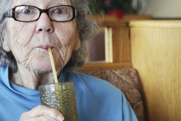 “El agua, ni envejece ni empobrece”, dice María Haydée cada vez que acompaño mi cena con una gaseosa, mientras insiste en que beba agua, explicando que además de ser la bebida más saludable ¡es la más económica!
