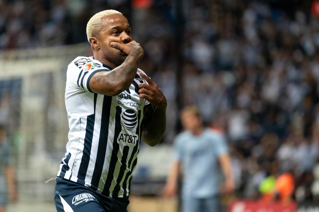 Y mientras algunos aficionados estaban todavía terminándose de acomodar, Dorlan Pabón se encargó de marcar el 1-0 a favor de los locales.