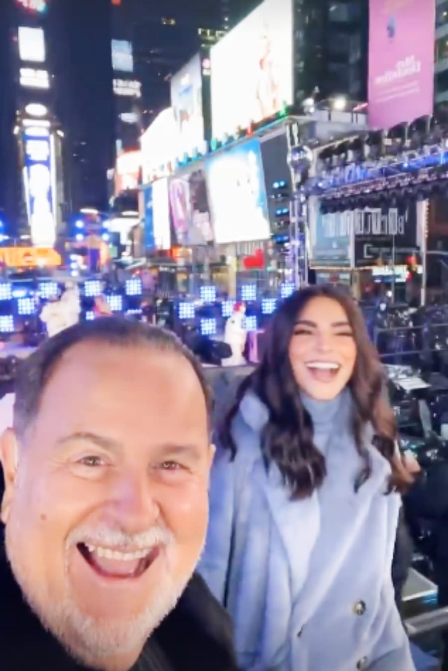 Acompañado de 
<b><a href="https://www.univision.com/temas/alejandra-espinoza" target="_blank">Alejandra Espinoza</a></b>, El Gordo lideró la transmisión de Univision, donde hubo música y mucha fiesta para despedir el 2020.