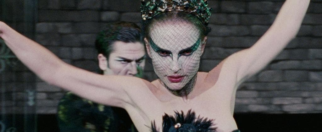 <b>Natalie Portman</b>
<br>En 2010 Natalie Portman protagonizó la película ‘El cisne negro’, por la que posteriormente ganó un Premio Oscar a la Mejor Actriz. En definitiva, fue uno de los mayores retos de su carrera, pues el personaje era una bailarina de ballet con un trastorno alimenticios, obsesionada con el control y signos de bipolaridad.