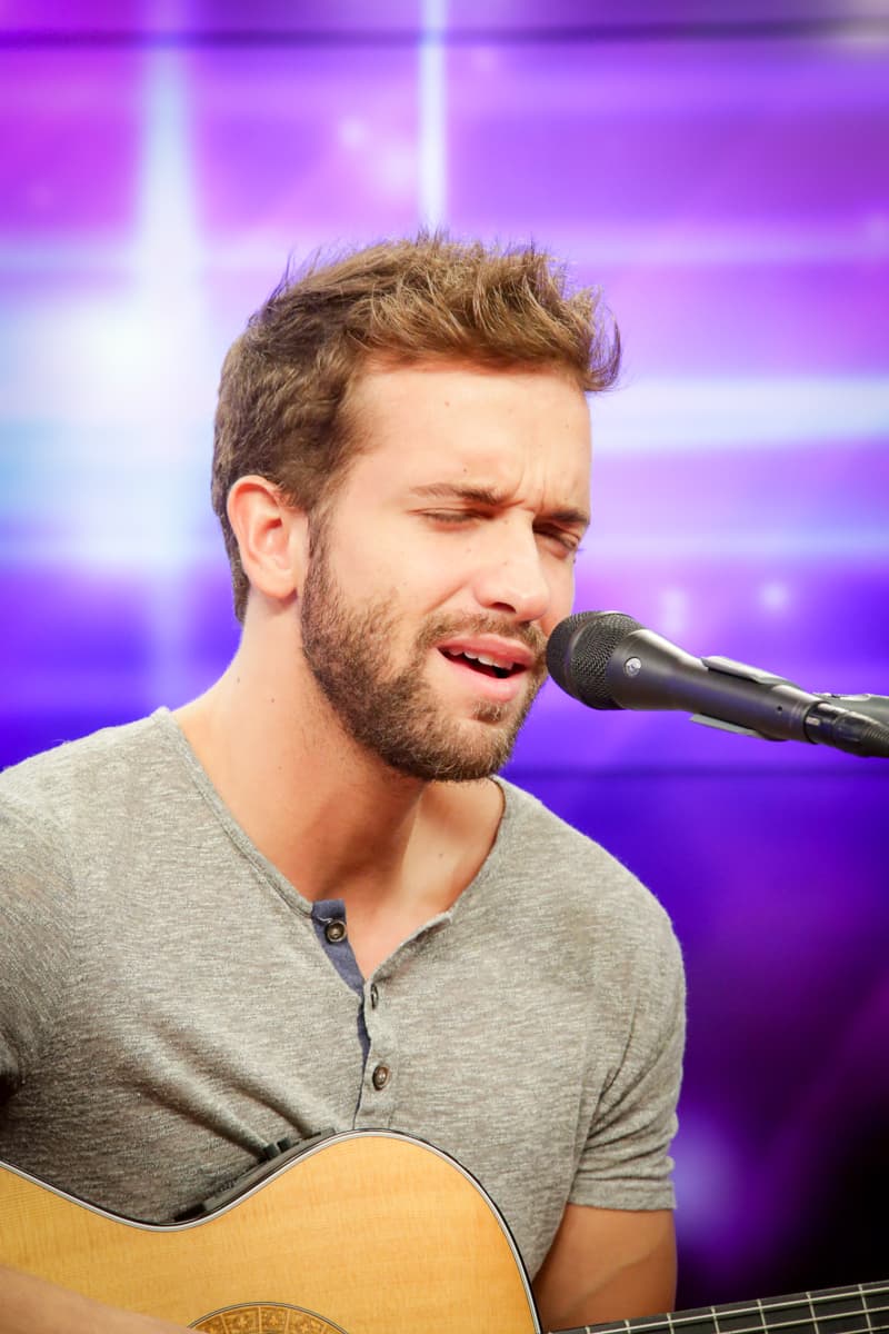 El cantante español y nominado a tres premios Latin Grammy estuvo en los estudios de Klove para deleitar a sus fans.